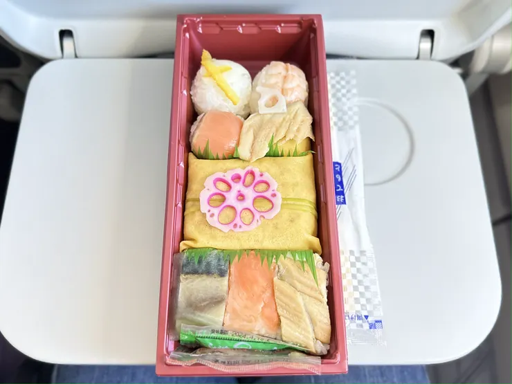 各種款式的壽司，在廉航上享用更為美味…