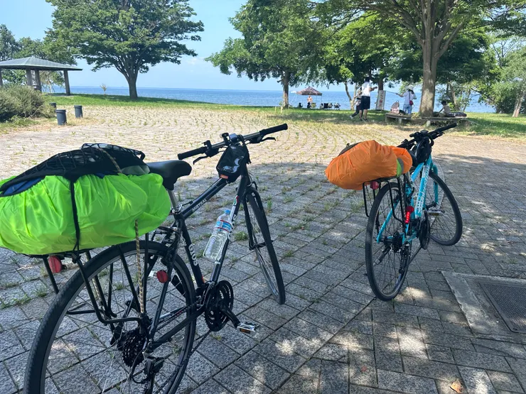 整個湖邊有很多這種公園,可以露營、野餐......