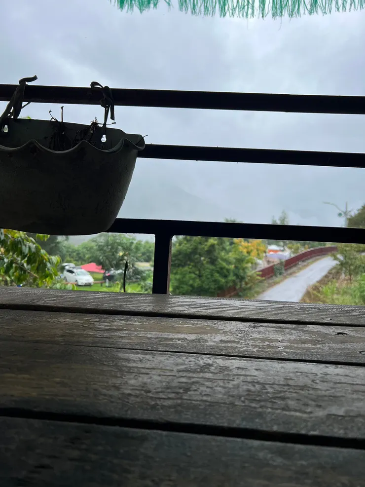 看著遠方營地下著雨