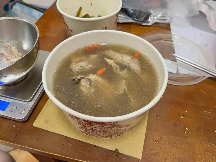 雙月的香菇雞湯。