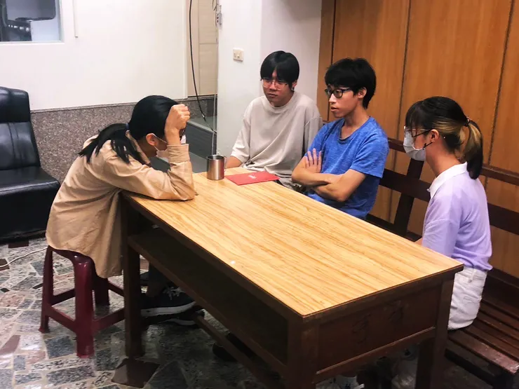 圖說｜南百 SCM 分享代禱環節，我正在裝萌扮貓貓（Ｘ）。那天我其實有點疲累，但完全沒印象自己有用過這樣的姿勢在聽學生們說話，大概是有這麼一瞬結果被拍下來了（Ｏ）。Photo Credit｜南百 Yogurt 君