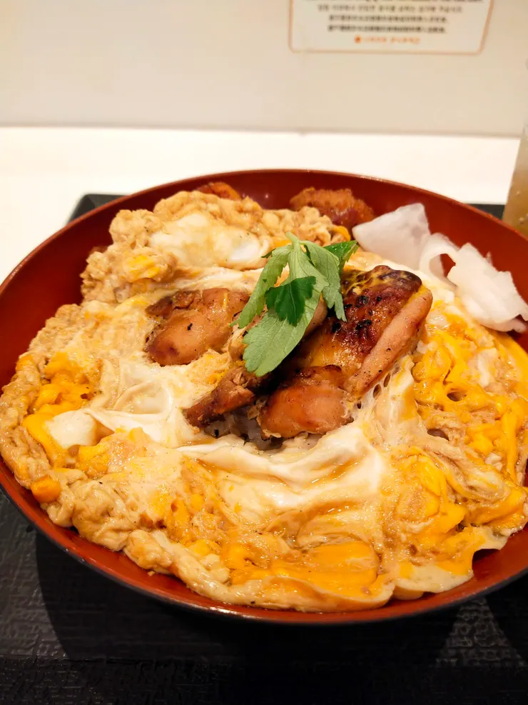 炙燒過的雞肉滋味一絕，這碗親子丼很厲害