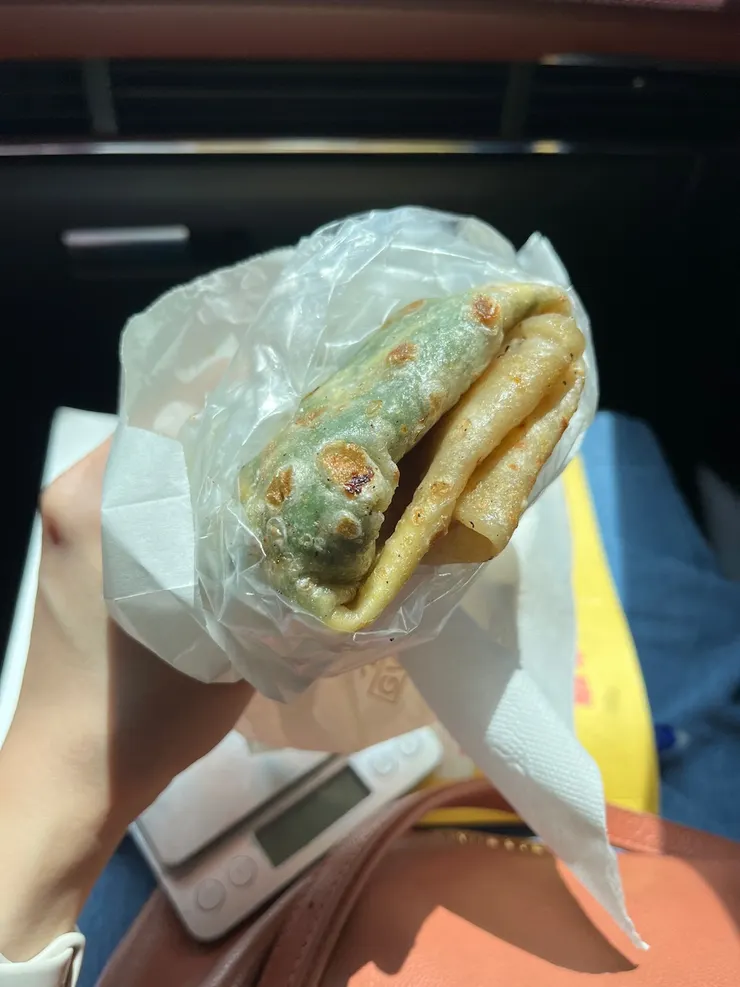 爆漿蛋餅一份50，九層塔味滿搶戲的。