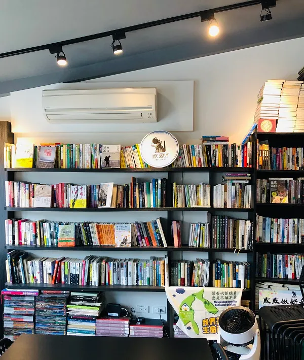 2樓有多元的豐富藏書,而且有不少是已絶版書。