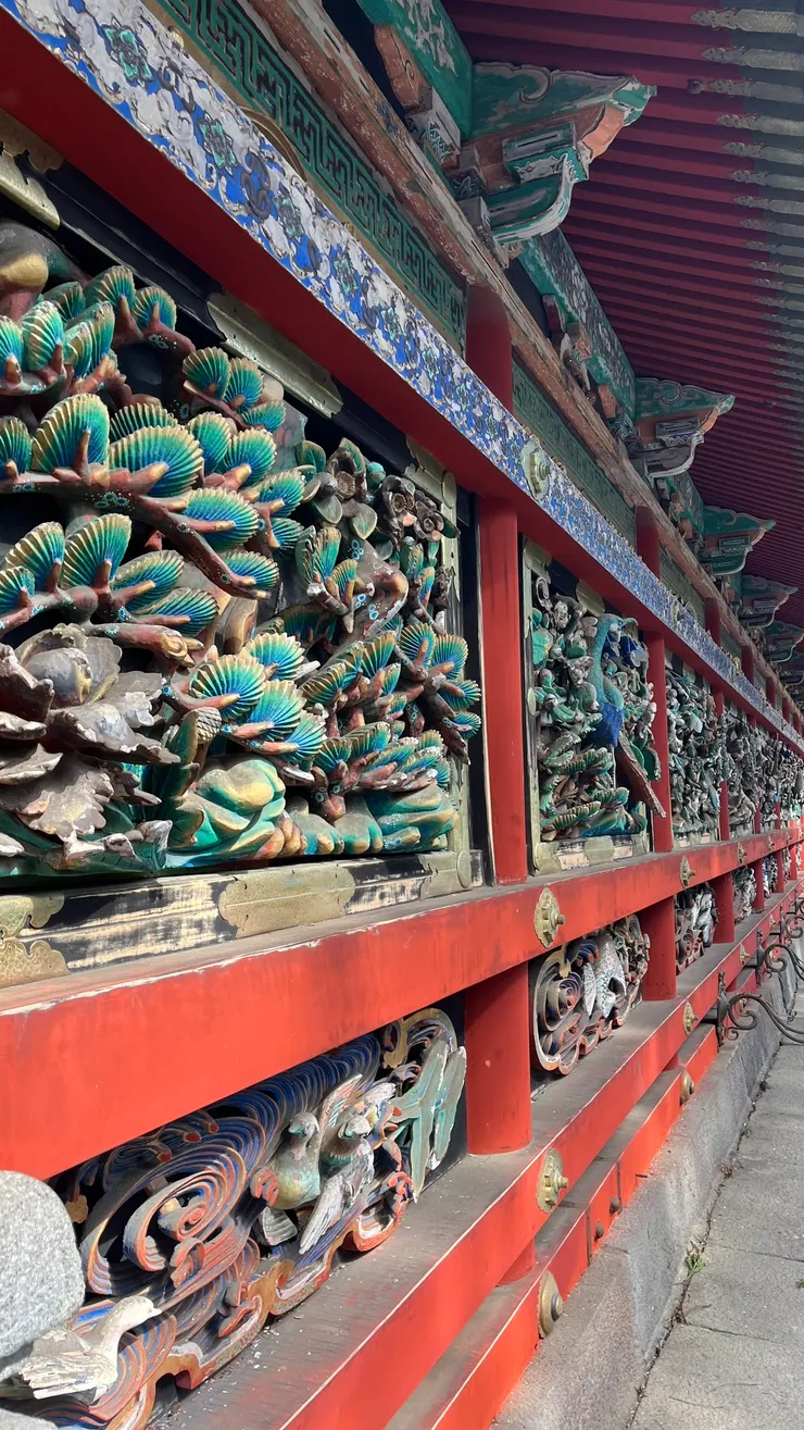 圖案內容包含松樹、花鳥、仙禽、麒麟、龍鳳、牡丹、龜鶴等吉祥題材。