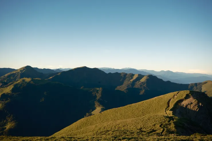 右下角可以很明顯的看到往西峰的路徑