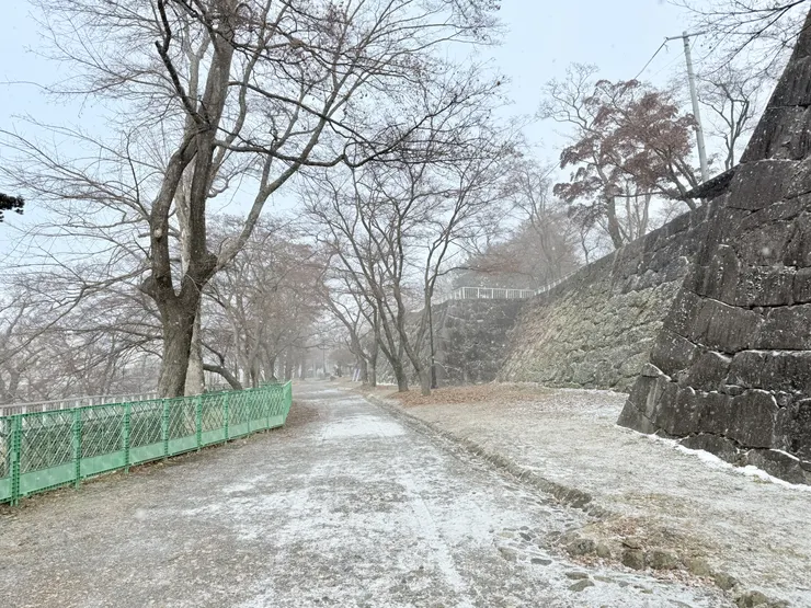 如圖，沒積雪但下的雪量加上大風，雪打得臉很痛。上次這麼痛是在壹岐。