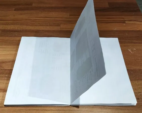 將有內容的頁面四邊塗上膠水，開口處方向一致，對齊後黏上