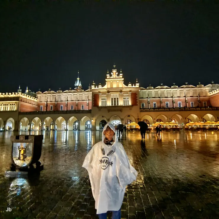 【克里斯在硬石餐廳櫃台買了2件簡易雨衣給我和老婆，每件要價25波幣，約台幣200元。凱瑜堅持要我們帶回台灣，不過算耐用，JB目前仍常在登山背包裡。】