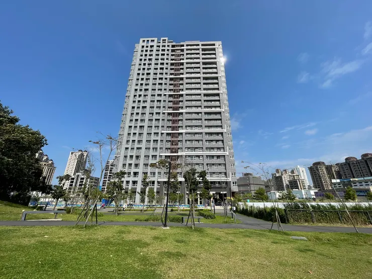 從公園直接看向正面建築（圖片取自粉絲團）。