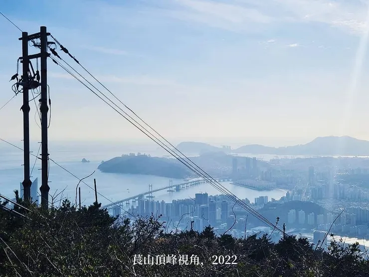 頂峰一側視角，可以看見廣安大橋景色