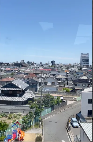 在搭乘HARUKA列車時拍攝的，日本的街道看起來總是有莫名乾淨整齊的感覺呢～