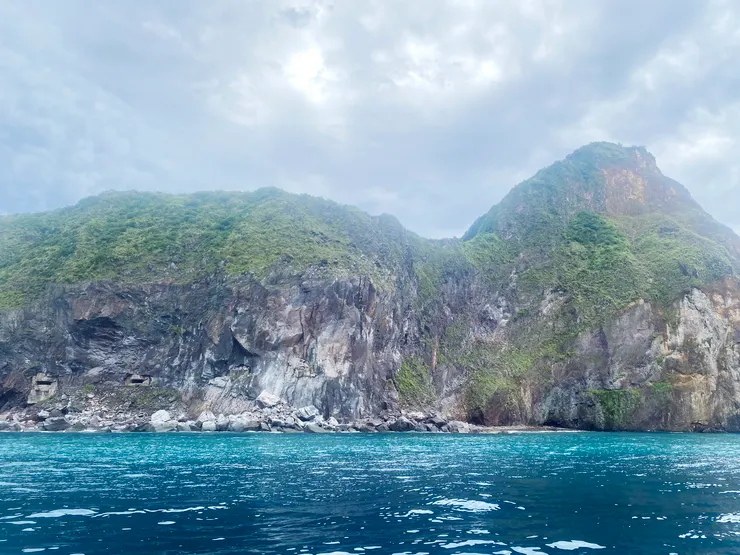 宜蘭-龜山島 || 左邊有炮口，右邊有幾處海蝕洞，前方海水顏色偏淡則是牛奶海的範圍