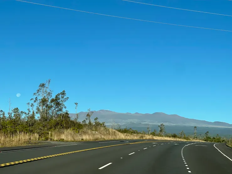 遠處的白色天文台以及滿月