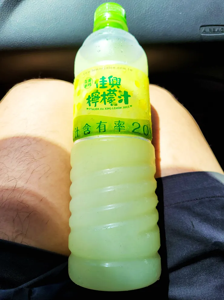 新城鄉名品-佳興檸檬汁(非假日一樣大排長龍，感謝隊友大熱天耐心等候)