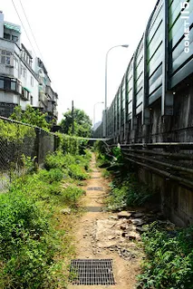 往基隆方向拍，右邊即是國道一號