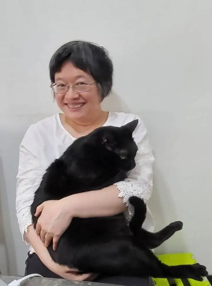 從呂美人抱小黑可知小黑多巨大