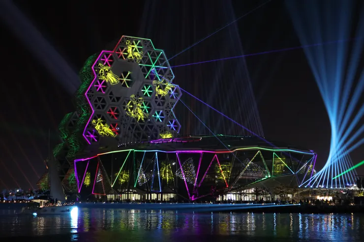 音浪塔的建築輪廓以彩虹色呈現