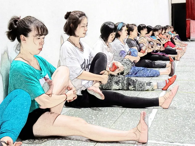 「我把腳抱在胸前，也像是把今天的自己，好好安放。」不急著伸展、不急著準備，只是先靜靜地，與身體相處。