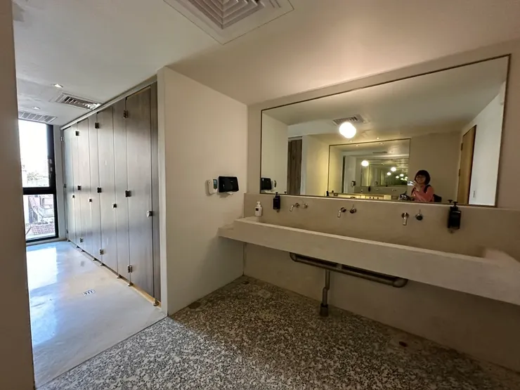 洗手間與洗手台區