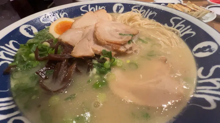 特寫完全沒有腥臭味、奶油般順滑的純情豚骨湯頭。