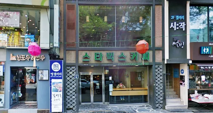 位在首爾仁寺洞觀光街上,全世界第一間非英文看板的Starbucks(星巴克)咖啡廳。/google maps 街景