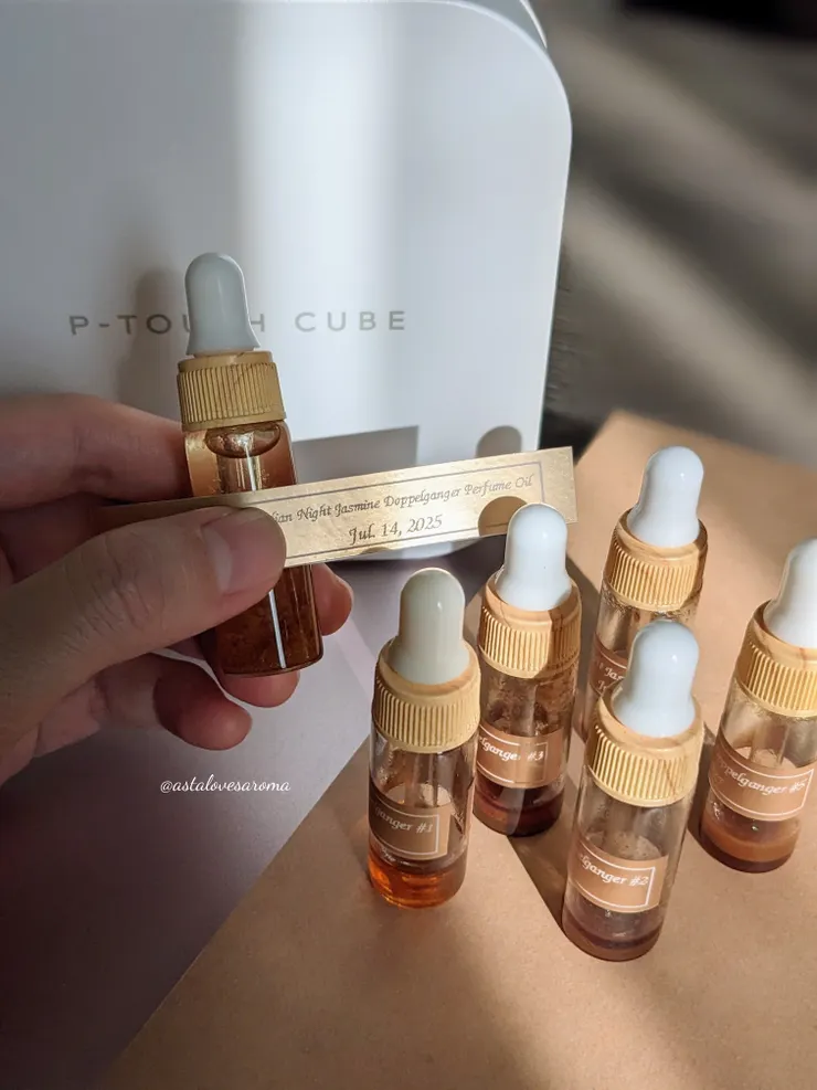 五版香料與調好的香水油，貼上標籤、標上日期