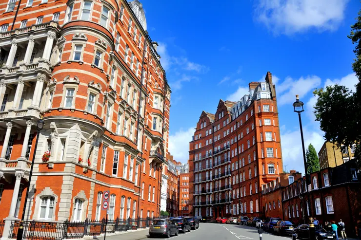 【紅磚陶土都鐸式煙囪舉目可見！仍屬Kensington Gore的範圍，維多利亞文藝復興式建築的住宅大樓。】