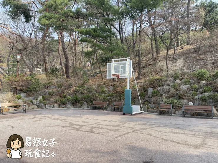 還有籃球場欸！