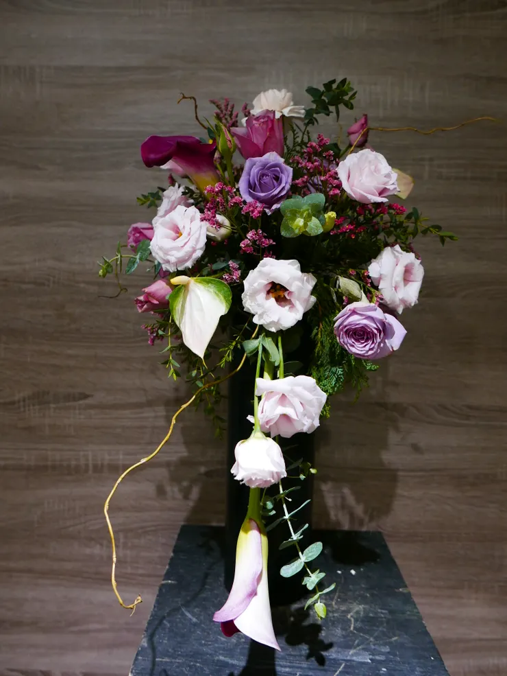 收禮金的地方可做瀑布花型 可做成面狀 狹長形 顏色配置由深到淺 再搭水晶花