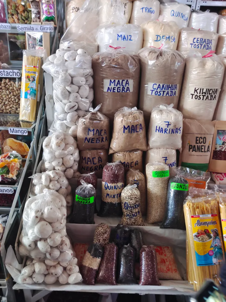 各種主食及雜糧。Quinua是藜麥，有不同顏色；左邊白色球狀是乾燥馬鈴薯，可存放一年；Maca又稱為祕魯人蔘，據說可提升戰力，具有壯X效果，黑色（Negra）效果尤佳。