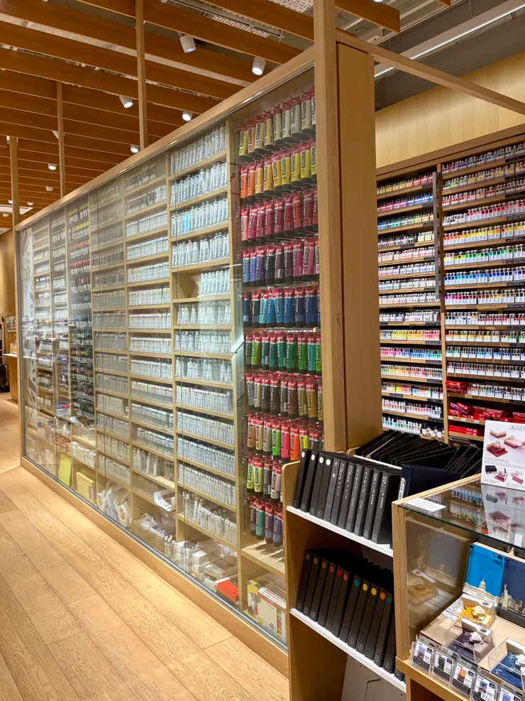 七樓的顏料牆，讓我想起了以前去美術社的場景