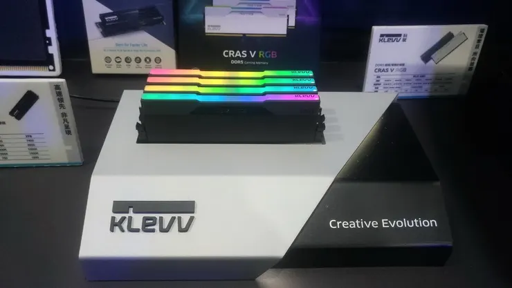 科賦這次也帶來了CRAS V RGB產品線，差滿四條真的漂亮 除了外觀之外若要穩定四條高頻、就必須搭配特定主機板與BIOS才有機會辦到