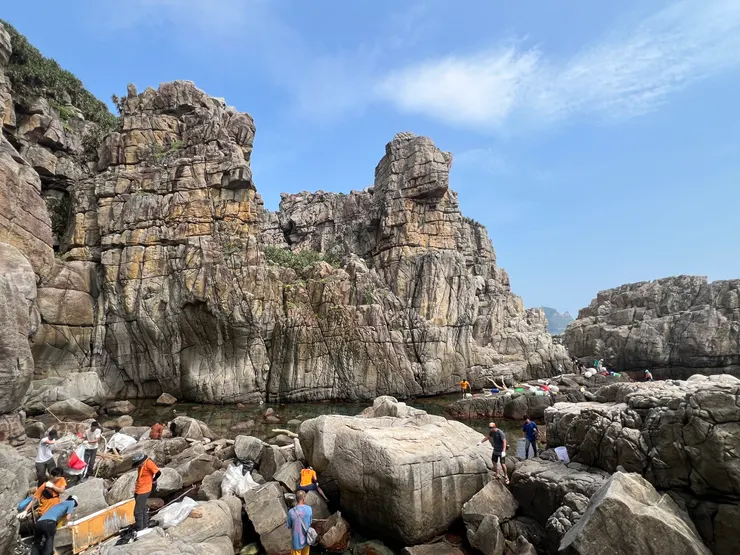 漂亮的海岸線 義工淨灘中