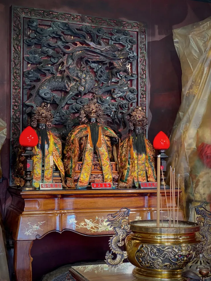 右殿供奉「西秦王爺、保儀大夫、保儀尊王」。