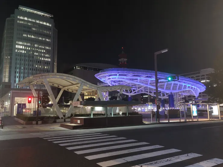 發光的綠洲21在右邊，而旁邊就是地鐵站