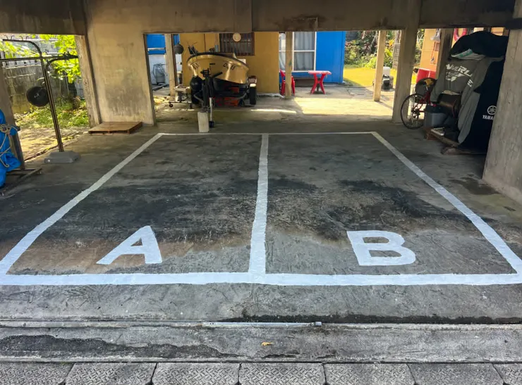 停車格大小剛好可以停兩台Kcar，如果車子比較大，就要開到港口停了。圖／海人の宿口福丸はなれ