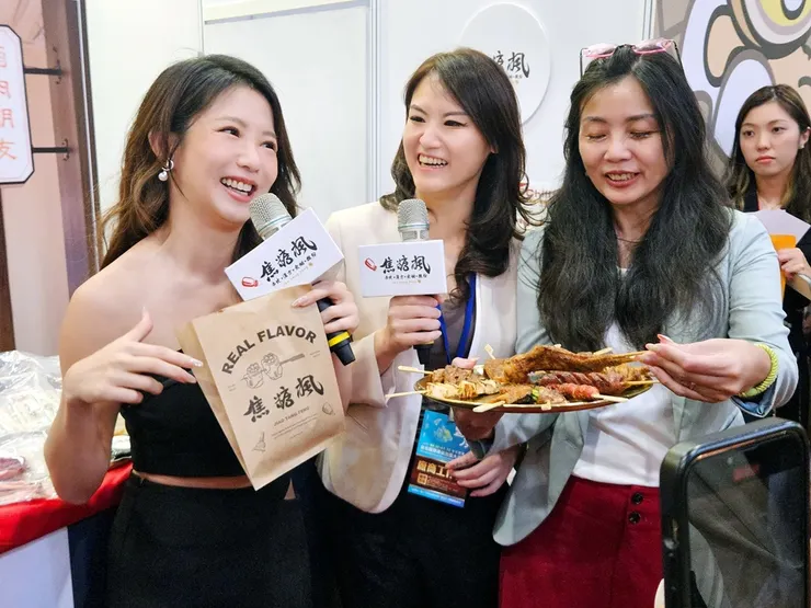 圖說：郭書瑤親臨焦糖楓攤位試吃串燒，對鹹甜交織的獨家漢方「楓」味印象深刻。（資料來源：焦糖楓）