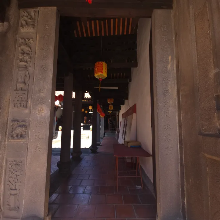 廣福宮最大的視覺特色。整座廟的木材（如樑、柱、斗栱）多保持原木色澤或僅施以簡單的保護漆，這在台灣廟宇中極為罕見。