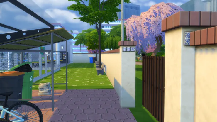 側門這邊鋪設了防滑地磚。這裏很多人進出必須小心為上。