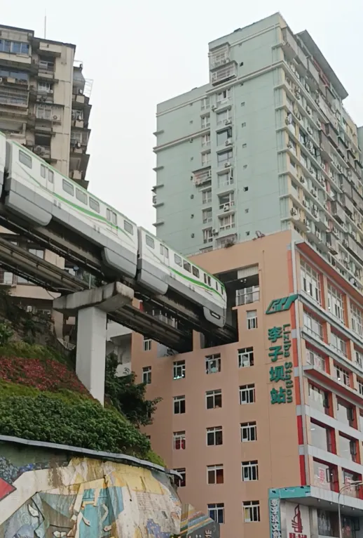 車子進站，被吃進肚子了XD