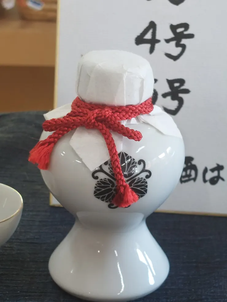 近拍口嚼酒瓶子，我嚼得很還原電影中瓶子的樣子