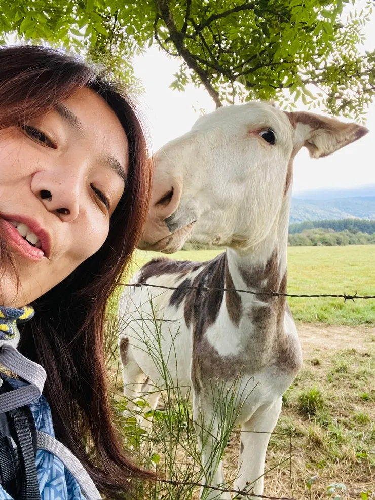 瞧她連自拍都得心應手會看鏡頭呢！