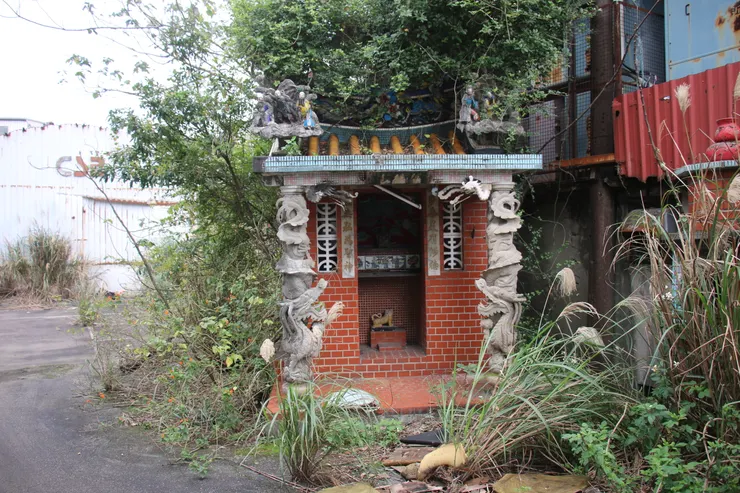 已廢棄的工廠土地公