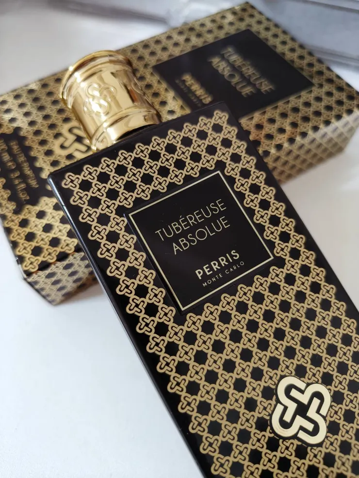 香水瓶有著細緻地瓷器材質，質感很好