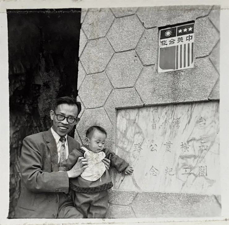 透過美援完成的東西橫貫公路（1961年，筆者家人拍攝）