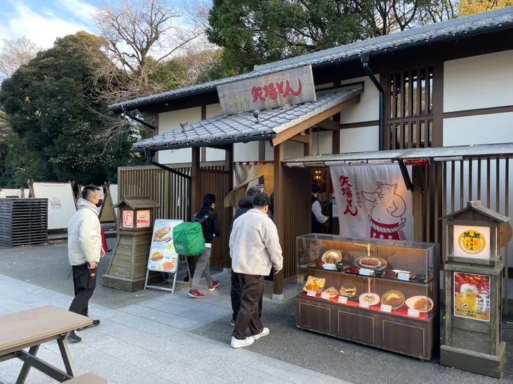 但這間店滿夯的，都已經下午1點多還是很多人要來用餐