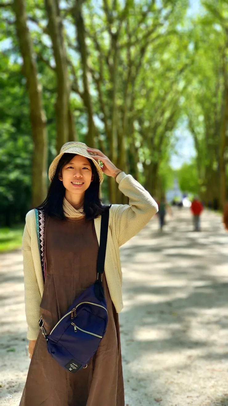 【離去前女兒在梧桐大道留影】