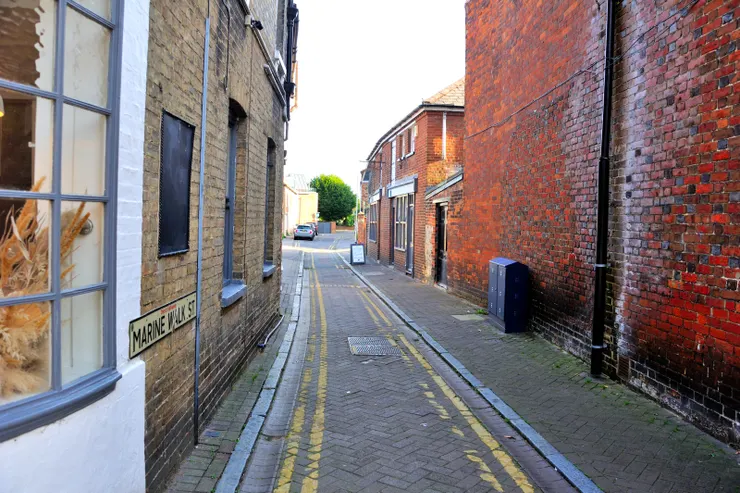 【高街兩旁，有些許像這樣的小巷，這是往南的，走出去可到軍事運河。】