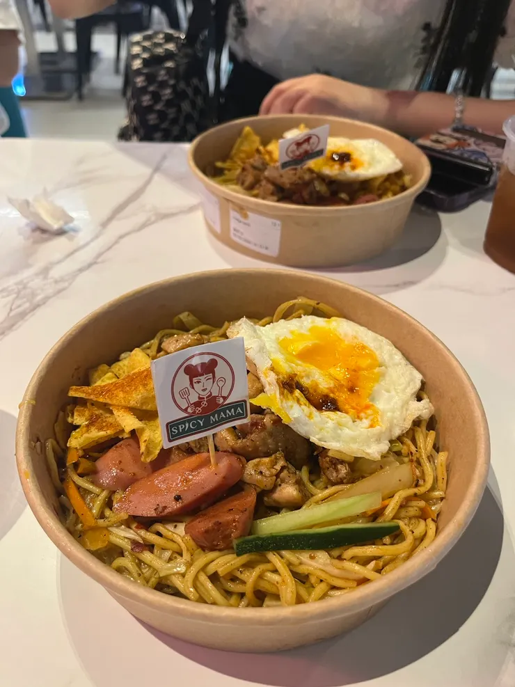 CP值挺高的麻辣炒麵! 好香~